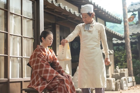 「あんぱん」より、左から今田美桜演じる朝田のぶ、阿部サダヲ演じる屋村草吉