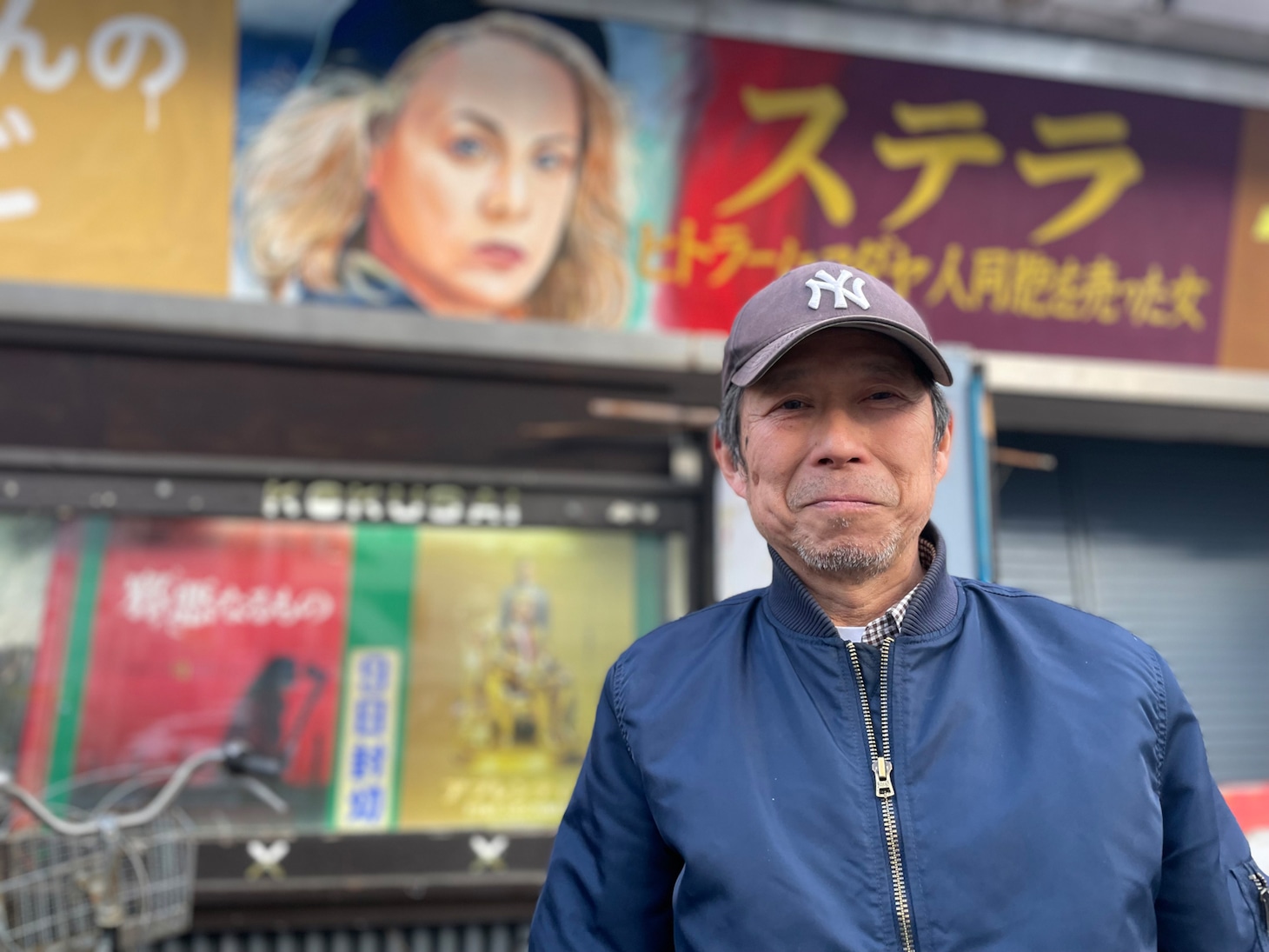 「船越英一郎の昭和再生ファクトリー」より。5月29日の放送では、大阪・新世界国際劇場の映画看板を手がける看板絵師・八条祥治に密着している