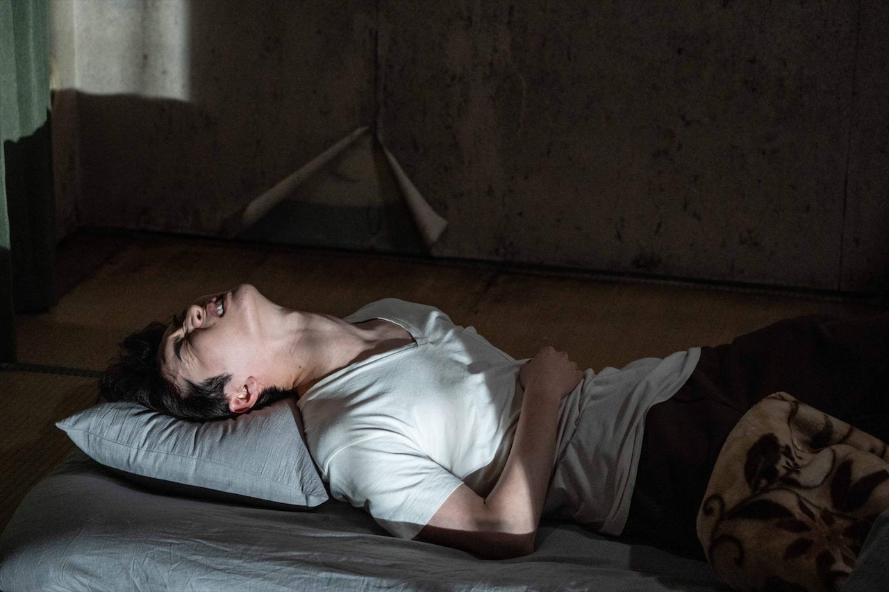 渡辺翔太がうなされ、謎の声に耳をすます…「事故物件ゾク」新カット到着