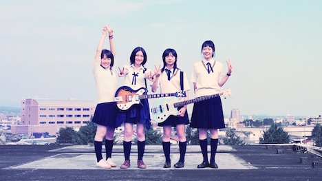 映画「リンダ リンダ リンダ 4K」より、左から前田亜季演じる山田響子、香椎由宇演じる立花恵、関根史織演じる白河望、ペ・ドゥナ演じるソン