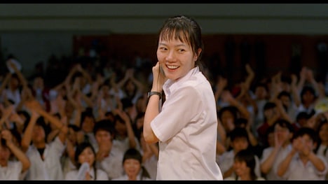 映画「リンダ リンダ リンダ 4K」場面写真より、ペ・ドゥナ演じるボーカル担当のソン