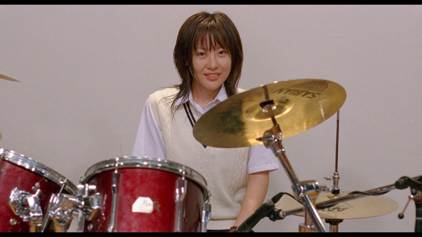 映画「リンダ リンダ リンダ 4K」新場面写真より、前田亜季演じるドラム担当の響子