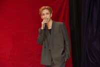 挨拶をしながらステージに上がる池崎理人