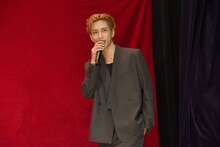 挨拶をしながらステージに上がる池崎理人