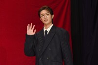 手を振りながら登壇する山中柔太朗