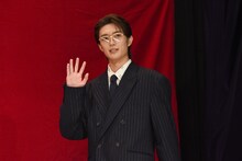 手を振りながら登壇する山中柔太朗