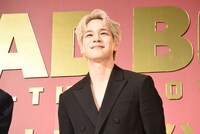 満員の客席をうれしそうに見つめる豆原一成