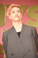 唇をとがらせる池崎理人