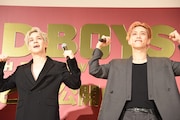 「BADBOYS -THE MOVIE-」の公開を喜び、おそろいのポーズを取る豆原一成(左)と、池崎理人(右)
