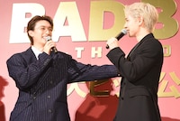 豆原一成（右）の筋肉に憧れる山中柔太朗（左）