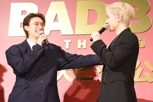 豆原一成（右）の筋肉に憧れる山中柔太朗（左）