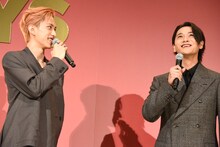 井上想良（右）がネタバレを避けつつ「Produce 101 Japan」を鑑賞していたと暴露する池崎理人（左）