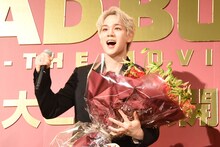 大勢のファンに誕生日を祝われ、喜ぶ豆原一成