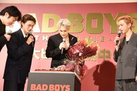 バースデーケーキに興味津々な様子の一同