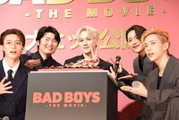 豆原一成（中央）の誕生日をサプライズで祝った一同