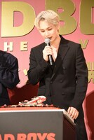 バースデーケーキを見つめる豆原一成