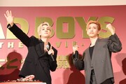 ムービーカメラに向かって、自由にポーズを取る豆原一成(左)、池崎理人(右)