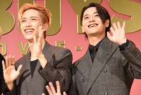 ムービーカメラに手を振る池崎理人（左）、井上想良（右）