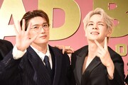 思い思いのポーズでカメラにアピールする山中柔太朗(左)、豆原一成(右)