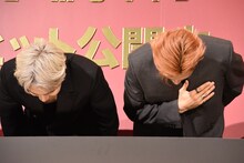 集まった観客に深々と頭を下げる豆原一成（左）、池崎理人（右）