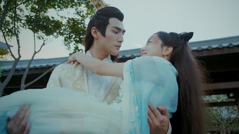 左からチャン・スーファン(張思帆)演じる呂敖、フー・イーシュエン(胡意旋)演じる米七七 / 丑清璃