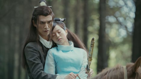 左からチャン・スーファン(張思帆)演じる呂敖、フー・イーシュエン(胡意旋)演じる米七七 / 丑清璃