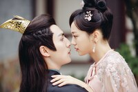 水中でのハプニングキス、壁ドンキス、キャンドルキス、添い寝キスなど、多くのキスシーンが登場する中国ドラマ「親愛なる君主様」