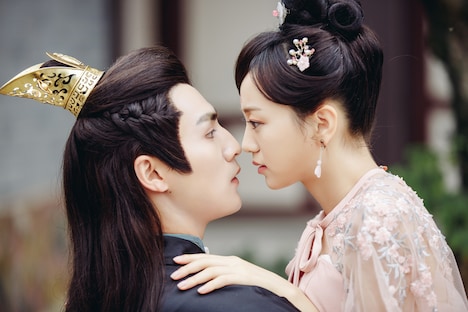 水中でのハプニングキス、壁ドンキス、キャンドルキス、添い寝キスなど、多くのキスシーンが登場する中国ドラマ「親愛なる君主様」