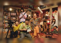 「こんばんは、朝山家です。」メインビジュアル（文字なし）