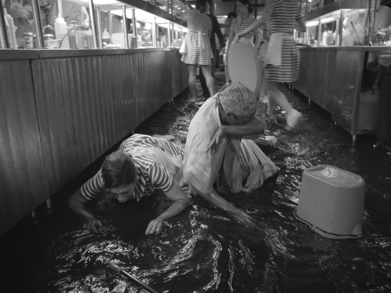 映画「ラ・コシーナ」厨房大混乱の本編映像、床がチェリーコークに浸っていく