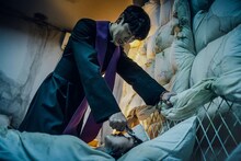 イ・ミンギ演じる祓魔師パン（奥）