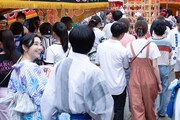 「リライト」より、山谷花純演じる敦子(手前左)