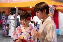 「リライト」より、大関れいか演じる亜由美（左）と、阿達慶演じる保彦（右）