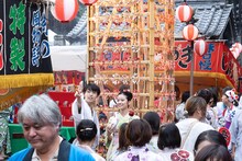 「リライト」より、森田想演じる唯（奥右）と、阿達慶演じる保彦（奥左）