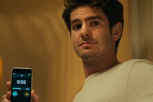 「We Live in Time この時を生きて」場面写真より、アンドリュー・ガーフィールド演じるトビアス