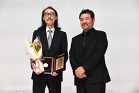 左から池袋シネマ・ロサ支配人の矢川亮、「侍タイムスリッパー」監督の安田淳一