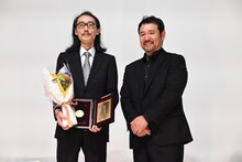 左から池袋シネマ・ロサ支配人の矢川亮、「侍タイムスリッパー」監督の安田淳一