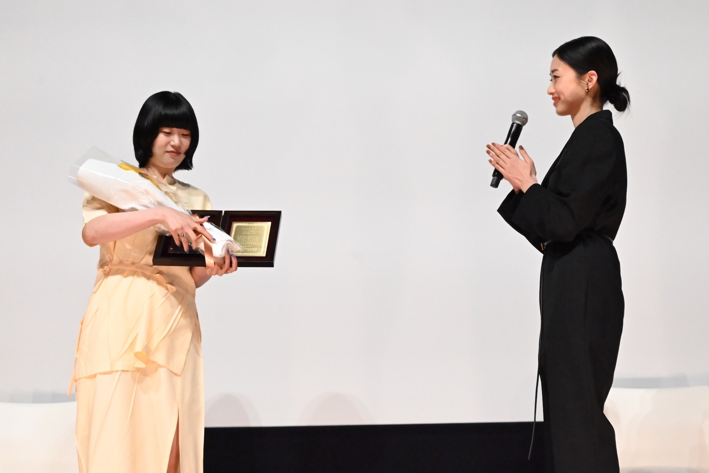 山中瑶子（左）を祝福する河合優実（右）