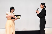 山中瑶子(左)を祝福する河合優実(右)