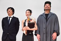 第34回日本映画プロフェッショナル大賞授賞式の様子。左から倉本朋幸、森田想、松本亮