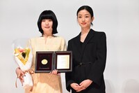 第34回日本映画プロフェッショナル大賞授賞式の様子。左から山中瑶子、河合優実