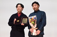 第34回日本映画プロフェッショナル大賞授賞式の様子。左から森ガキ侑大、横山蘭平