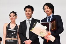 第34回日本映画プロフェッショナル大賞授賞式の様子。左から森田想、小路紘史、遠藤雄弥