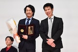 第34回日本映画プロフェッショナル大賞授賞式の様子。左から遠藤雄弥、小路紘史