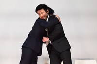 熱いハグをする遠藤雄弥（奥）と小路紘史（手前）