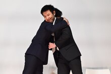 熱いハグをする遠藤雄弥（奥）と小路紘史（手前）