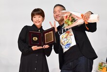 第34回日本映画プロフェッショナル大賞授賞式の様子。左から呉美保、港岳彦