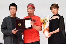 第34回日本映画プロフェッショナル大賞授賞式の様子。左から杉田雷麟、井上淳一、芋生悠