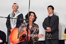 井浦新（後列左）、宮田岳（前列）、杉田雷麟（後列右）
