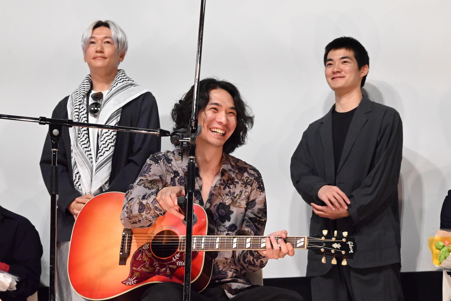 井浦新（後列左）、宮田岳（前列）、杉田雷麟（後列右）